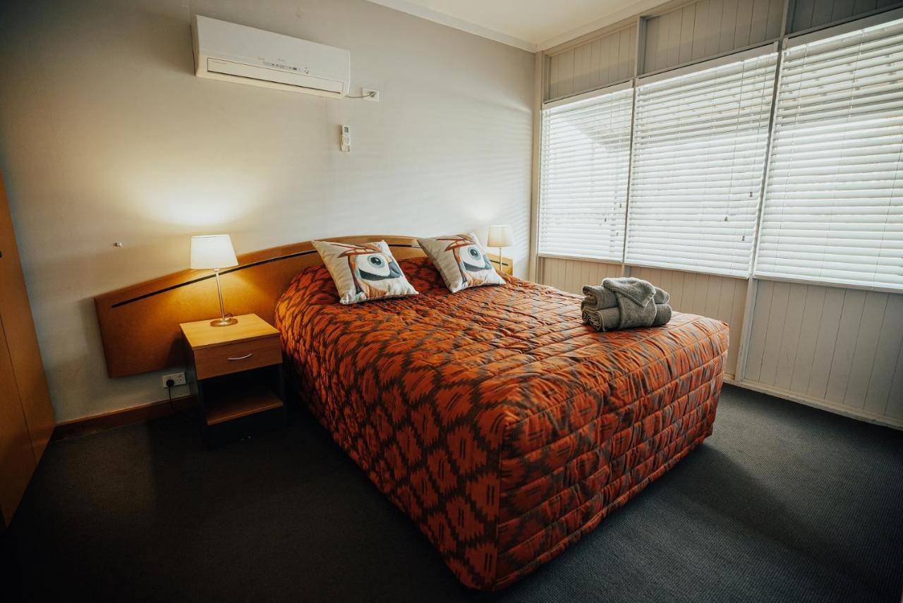 Seasons Hotel Newman Esterno foto