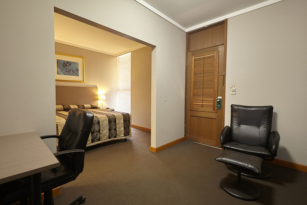 Seasons Hotel Newman Esterno foto