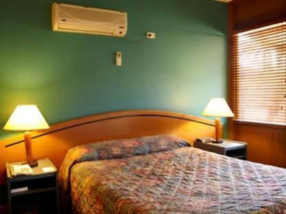 Seasons Hotel Newman Esterno foto